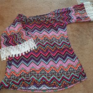 Tunic with lace sleeves